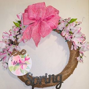 Beautiful had crafted 14”wreath